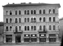 Magyarország, Budapest VIII., Üllői út 52/b, jobbra a Vajdahunyad utca. A kép forrását kérjük így adja meg: Fortepan / Budapest Főváros Levéltára. Levéltári jelzet: HU_BFL_XV_19_c_11, 1958, Budapest Főváros Levéltára / Városrendezési és Építészeti Osztályának fényképei, A Fővárosi Tanács VB Városrendezési és Építészeti Osztályának, Budapest, épületdísz, zöldséges, háztartási bolt, Fortepan #103166