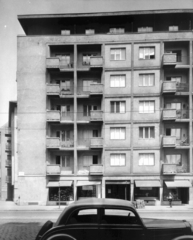 Magyarország, Budapest VIII., Üllői út 54-56., balra a Vajdahunyad utca. A kép forrását kérjük így adja meg: Fortepan / Budapest Főváros Levéltára. Levéltári jelzet: HU_BFL_XV_19_c_11, 1958, Budapest Főváros Levéltára / Városrendezési és Építészeti Osztályának fényképei, A Fővárosi Tanács VB Városrendezési és Építészeti Osztályának, Budapest, erkély, élelmiszerbolt, Fortepan #103167