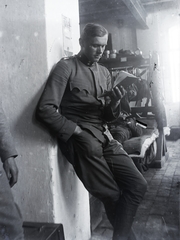 1917, Kurutz Márton, First World War, uniform, reading, men, soldier, dormitory, Fortepan #10317