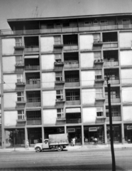 Magyarország, Budapest VIII., Üllői út 60-62. A kép forrását kérjük így adja meg: Fortepan / Budapest Főváros Levéltára. Levéltári jelzet: HU_BFL_XV_19_c_11, 1958, Budapest Főváros Levéltára / Városrendezési és Építészeti Osztályának fényképei, A Fővárosi Tanács VB Városrendezési és Építészeti Osztályának, teherautó, Budapest, divatáru, villamossági szaküzlet, Fortepan #103170