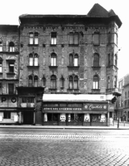 Magyarország, Budapest VII., Thököly út 9., jobbra a Murányi utca. A kép forrását kérjük így adja meg: Fortepan / Budapest Főváros Levéltára. Levéltári jelzet: HU_BFL_XV_19_c_11, 1958, Budapest Főváros Levéltára / Városrendezési és Építészeti Osztályának fényképei, Vadas Ernő, Budapest, cipőbolt, Fortepan #103178