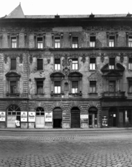 Magyarország, Budapest VII., Thököly út 1-3. A kép forrását kérjük így adja meg: Fortepan / Budapest Főváros Levéltára. Levéltári jelzet: HU_BFL_XV_19_c_11, 1958, Budapest Főváros Levéltára / Városrendezési és Építészeti Osztályának fényképei, Vadas Ernő, Budapest, vakolatdísz, kozmetika, fodrászat, Fortepan #103179