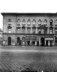 Magyarország, Budapest VII., Thököly út 7., balra a Murányi utca. A kép forrását kérjük így adja meg: Fortepan / Budapest Főváros Levéltára. Levéltári jelzet: HU_BFL_XV_19_c_11, 1958, Budapest Főváros Levéltára / Városrendezési és Építészeti Osztályának fényképei, Vadas Ernő, Budapest, szűcs, golyónyom, virágbolt, telefonfülke, Fortepan #103181