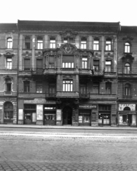 Magyarország, Budapest VII., Thököly út 21. A kép forrását kérjük így adja meg: Fortepan / Budapest Főváros Levéltára. Levéltári jelzet: HU_BFL_XV_19_c_11, 1958, Budapest Főváros Levéltára / Városrendezési és Építészeti Osztályának fényképei, Vadas Ernő, Budapest, ruhaüzlet, zárterkély, trafik, ruhajavító, Fortepan #103189