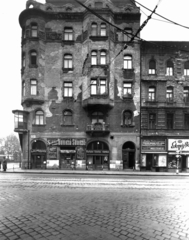 Magyarország, Budapest VII., Thököly út 27., balra a Dózsa György út. A kép forrását kérjük így adja meg: Fortepan / Budapest Főváros Levéltára. Levéltári jelzet: HU_BFL_XV_19_c_11, 1958, Budapest Főváros Levéltára / Városrendezési és Építészeti Osztályának fényképei, Vadas Ernő, Budapest, zárterkély, borozó, Fortepan #103192