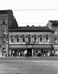 Magyarország, Budapest VII., Thököly út 2. a Keleti pályaudvar felől nézve. A kép forrását kérjük így adja meg: Fortepan / Budapest Főváros Levéltára. Levéltári jelzet: HU_BFL_XV_19_c_11, 1958, Budapest Főváros Levéltára / Városrendezési és Építészeti Osztályának fényképei, Vadas Ernő, Budapest, motorkereskedés, Keravill, kerékpár, kerékpáralkatrész, Fortepan #103193