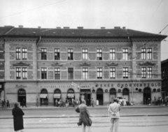 Magyarország, Budapest VII., Thököly út 6., Nefelejcs utca sarok a Keleti pályaudvar felől nézve. Fehér Ökör vendéglő. A kép forrását kérjük így adja meg: Fortepan / Budapest Főváros Levéltára. Levéltári jelzet: HU_BFL_XV_19_c_11, 1958, Budapest Főváros Levéltára / Városrendezési és Építészeti Osztályának fényképei, A Fővárosi Tanács VB Városrendezési és Építészeti Osztályának, Budapest, vendéglő, órás, divatáru, Röltex-márka, Fortepan #103195