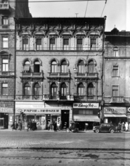 Magyarország, Budapest VII., Thököly út 10. a Keleti pályaudvar felől nézve. A kép forrását kérjük így adja meg: Fortepan / Budapest Főváros Levéltára. Levéltári jelzet: HU_BFL_XV_19_c_11, 1958, Budapest Főváros Levéltára / Városrendezési és Építészeti Osztályának fényképei, A Fővárosi Tanács VB Városrendezési és Építészeti Osztályának, Budapest, erkély, golyónyom, épületdísz, órás, Édességbolt, bőrdíszműves, papírbolt, Fortepan #103197