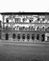 Magyarország, Budapest VII., Thököly út 22., balra a Hernád utca. A kép forrását kérjük így adja meg: Fortepan / Budapest Főváros Levéltára. Levéltári jelzet: HU_BFL_XV_19_c_11, 1958, Budapest Főváros Levéltára / Városrendezési és Építészeti Osztályának fényképei, Vadas Ernő, Budapest, golyónyom, bankfiók, Fortepan #103205