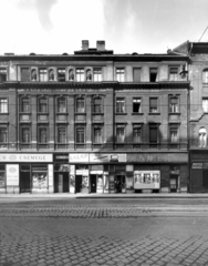 Magyarország, Budapest VII., Thököly út 26. A kép forrását kérjük így adja meg: Fortepan / Budapest Főváros Levéltára. Levéltári jelzet: HU_BFL_XV_19_c_11, 1958, Budapest Főváros Levéltára / Városrendezési és Építészeti Osztályának fényképei, Vadas Ernő, Budapest, épületdísz, Közért Vállalat, felirat, szoborfülke, villamossági szaküzlet, töltőtolljavító, kalapos, Fortepan #103207