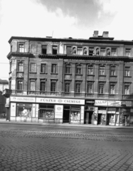 Magyarország, Budapest VII., Thököly út 26., balra a Murányi utca. A kép forrását kérjük így adja meg: Fortepan / Budapest Főváros Levéltára. Levéltári jelzet: HU_BFL_XV_19_c_11, 1958, Budapest Főváros Levéltára / Városrendezési és Építészeti Osztályának fényképei, Vadas Ernő, Budapest, golyónyom, vakablak, élelmiszerbolt, üveg-porcelán bolt, Fortepan #103208