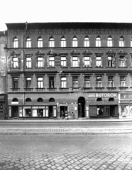 Magyarország, Budapest VII., Thököly út 30. A kép forrását kérjük így adja meg: Fortepan / Budapest Főváros Levéltára. Levéltári jelzet: HU_BFL_XV_19_c_11, 1958, Budapest Főváros Levéltára / Városrendezési és Építészeti Osztályának fényképei, Vadas Ernő, Budapest, épületkár, épületdísz, Bútorbolt, Fortepan #103210