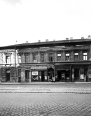 Magyarország, Budapest VII., Thököly út 32. A kép forrását kérjük így adja meg: Fortepan / Budapest Főváros Levéltára. Levéltári jelzet: HU_BFL_XV_19_c_11, 1958, Budapest Főváros Levéltára / Városrendezési és Építészeti Osztályának fényképei, Vadas Ernő, Budapest, kárpitos, hangszerkészítő, asztalos, Fortepan #103212