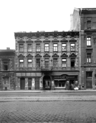 Magyarország, Budapest VII., Thököly út 34. A kép forrását kérjük így adja meg: Fortepan / Budapest Főváros Levéltára. Levéltári jelzet: HU_BFL_XV_19_c_11, 1958, Budapest Főváros Levéltára / Városrendezési és Építészeti Osztályának fényképei, Vadas Ernő, Budapest, babakocsi, sütőipar, Fortepan #103214