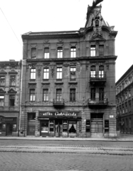 Magyarország, Budapest VII., Thököly út 36., jobbra a Szinva utca. A kép forrását kérjük így adja meg: Fortepan / Budapest Főváros Levéltára. Levéltári jelzet: HU_BFL_XV_19_c_11, 1958, Budapest Főváros Levéltára / Városrendezési és Építészeti Osztályának fényképei, Vadas Ernő, Budapest, épületdísz, épületszobor, postaláda, cukrászda, utcanévtábla, Fortepan #103215