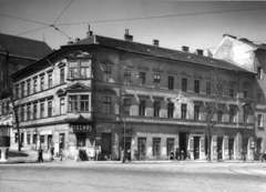 Magyarország, Budapest II., Török utca - Margit utca sarok a Margit körút (Mártírok útja) felől nézve. A kép forrását kérjük így adja meg: Fortepan / Budapest Főváros Levéltára. Levéltári jelzet: HU_BFL_XV_19_c_11, 1958, Budapest Főváros Levéltára / Városrendezési és Építészeti Osztályának fényképei, A Fővárosi Tanács VB Városrendezési és Építészeti Osztályának, Budapest, zárterkély, sarokház, trafik, fodrászat, postahivatal, Fortepan #103219