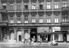 Magyarország, Budapest V., Vámház (Tolbuhin) körút 12. A kép forrását kérjük így adja meg: Fortepan / Budapest Főváros Levéltára. Levéltári jelzet: HU_BFL_XV_19_c_11, 1957, Budapest Főváros Levéltára / Városrendezési és Építészeti Osztályának fényképei, A Fővárosi Tanács VB Városrendezési és Építészeti Osztályának, Budapest, konyhafelszerelés, villamossági szaküzlet, Fortepan #103222