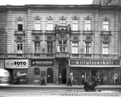 Magyarország, Budapest IX., Vámház (Tolbuhin) körút 13. A kép forrását kérjük így adja meg: Fortepan / Budapest Főváros Levéltára. Levéltári jelzet: HU_BFL_XV_19_c_11, 1957, Budapest Főváros Levéltára / Városrendezési és Építészeti Osztályának fényképei, A Fővárosi Tanács VB Városrendezési és Építészeti Osztályának, erkély, fotózás, illatszerbolt, OTP, fotószaküzlet, Budapest, kátrányolvasztó, Fortepan #103229