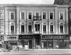 Magyarország, Budapest IX., Vámház (Tolbuhin) körút 13. A kép forrását kérjük így adja meg: Fortepan / Budapest Főváros Levéltára. Levéltári jelzet: HU_BFL_XV_19_c_11, 1957, Budapest Főváros Levéltára / Városrendezési és Építészeti Osztályának fényképei, A Fővárosi Tanács VB Városrendezési és Építészeti Osztályának, Budapest, bérház, útjavítás, Fortepan #103230