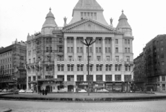 Hungary, Budapest V.,Budapest VI., Deák Ferenc tér, Anker-ház. A kép forrását kérjük így adja meg: Fortepan / Budapest Főváros Levéltára. Levéltári jelzet: HU_BFL_XV_19_c_11, 1960, Budapest Főváros Levéltára / Városrendezési és Építészeti Osztályának fényképei, A Fővárosi Tanács VB Városrendezési és Építészeti Osztályának, pedestrian, street view, pharmacy, Ignác Alpár-design, palace, cobblestones, automobile, scaffolding, neon lights, eclectic architecture, Budapest, Fortepan #103232