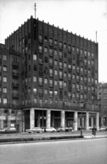 Hungary, Budapest VII., Károly (Tanács) körút 17-19., jobbra a Madách Imre tér. A kép forrását kérjük így adja meg: Fortepan / Budapest Főváros Levéltára. Levéltári jelzet: HU_BFL_XV_19_c_11, 1960, Budapest Főváros Levéltára / Városrendezési és Építészeti Osztályának fényképei, A Fővárosi Tanács VB Városrendezési és Építészeti Osztályának, pedestrian, street view, genre painting, cobblestones, automobile, safety island, Budapest, Gyula Wälder-design, Fortepan #103234