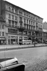 Hungary, Budapest VII., Károly (Tanács) körút 9. A kép forrását kérjük így adja meg: Fortepan / Budapest Főváros Levéltára. Levéltári jelzet: HU_BFL_XV_19_c_11, 1960, Budapest Főváros Levéltára / Városrendezési és Építészeti Osztályának fényképei, A Fővárosi Tanács VB Városrendezési és Építészeti Osztályának, bus, pedestrian, street view, genre painting, cobblestones, u-haul, Budapest, Fortepan #103236