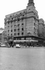 Hungary, Budapest VII., Károly (Tanács) körút 5., jobbra a Dob utca. A kép forrását kérjük így adja meg: Fortepan / Budapest Főváros Levéltára. Levéltári jelzet: HU_BFL_XV_19_c_11, 1960, Budapest Főváros Levéltára / Városrendezési és Építészeti Osztályának fényképei, A Fővárosi Tanács VB Városrendezési és Építészeti Osztályának, pedestrian, street view, genre painting, taxicab, Moskvitch-brand, cobblestones, Budapest, Fortepan #103237