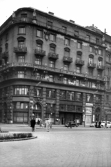 Hungary, Budapest VII., Károly (Tanács) körút 3/c, balra a Dob utca. A kép forrását kérjük így adja meg: Fortepan / Budapest Főváros Levéltára. Levéltári jelzet: HU_BFL_XV_19_c_11, 1960, Budapest Főváros Levéltára / Városrendezési és Építészeti Osztályának fényképei, A Fővárosi Tanács VB Városrendezési és Építészeti Osztályának, pedestrian, street view, genre painting, hairdresser, cobblestones, automobile, Volkswagen Beetle, Budapest, Fortepan #103238