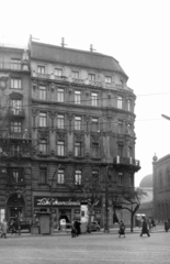 Hungary, Budapest VII., Károly (Tanács) körút 3/b, Wesselényi utca sarok, jobbra a Dohány utcai zsinagóga. A kép forrását kérjük így adja meg: Fortepan / Budapest Főváros Levéltára. Levéltári jelzet: HU_BFL_XV_19_c_11, 1960, Budapest Főváros Levéltára / Városrendezési és Építészeti Osztályának fényképei, A Fővárosi Tanács VB Városrendezési és Építészeti Osztályának, bus, pedestrian, commercial vehicle, street view, genre painting, furnishing, ad pillar, gas station, cobblestones, Budapest, Fortepan #103239