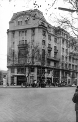 Hungary, Budapest VII., Károly (Tanács) körút, szemben a 3/a épületben a Filmmúzeum. Balra a Dohány utca. A kép forrását kérjük így adja meg: Fortepan / Budapest Főváros Levéltára. Levéltári jelzet: HU_BFL_XV_19_c_11, 1960, Budapest Főváros Levéltára / Városrendezési és Építészeti Osztályának fényképei, A Fővárosi Tanács VB Városrendezési és Építészeti Osztályának, street view, ad pillar, cobblestones, automobile, scaffolding, Budapest, Fortepan #103240