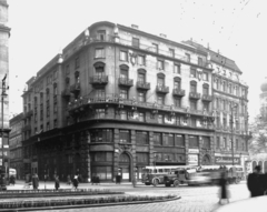 Magyarország, Budapest VII., Károly (Tanács) körút 3/c, balra a Dob utca, jobbra a Dohány utcai zsinagóga. A kép forrását kérjük így adja meg: Fortepan / Budapest Főváros Levéltára. Levéltári jelzet: HU_BFL_XV_19_c_11, 1959, Budapest Főváros Levéltára / Városrendezési és Építészeti Osztályának fényképei, A Fővárosi Tanács VB Városrendezési és Építészeti Osztályának, Budapest, utcakép, Fortepan #103260