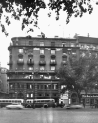 Magyarország, Budapest VII., Károly (Tanács) körút 3/c, balra a Dob utca. A kép forrását kérjük így adja meg: Fortepan / Budapest Főváros Levéltára. Levéltári jelzet: HU_BFL_XV_19_c_11, 1959, Budapest Főváros Levéltára / Városrendezési és Építészeti Osztályának fényképei, A Fővárosi Tanács VB Városrendezési és Építészeti Osztályának, Budapest, Fortepan #103261