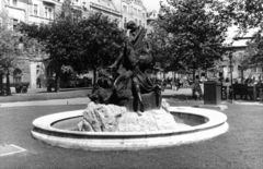 Hungary, Budapest VIII., Rákóczi tér, Halászó gyerekek-díszkút (Senyei Károly 1900.), a budai Várból 1957-ben helyezték ide. Jobbra a Vásárcsarnok. A kép forrását kérjük így adja meg: Fortepan / Budapest Főváros Levéltára. Levéltári jelzet: HU_BFL_XV_19_c_11, 1962, Budapest Főváros Levéltára / Városrendezési és Építészeti Osztályának fényképei, A Fővárosi Tanács VB Városrendezési és Építészeti Osztályának, sculpture, commercial vehicle, genre painting, trash can, Budapest, Fortepan #103262