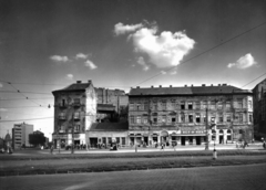 Magyarország, Budapest I.,Budapest II., Széna tér, szemben a Hattyú utca és Ostrom utca közötti házsor. A kép forrását kérjük így adja meg: Fortepan / Budapest Főváros Levéltára. Levéltári jelzet: HU_BFL_XV_19_c_11, 1954, Budapest Főváros Levéltára / Városrendezési és Építészeti Osztályának fényképei, A Fővárosi Tanács VB Városrendezési és Építészeti Osztályának, gyógyszertár, hentesüzlet, országház, Budapest, Fortepan #103267