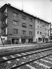 Magyarország, Budapest XI., Villányi út 34. és 36., jobb szélen a Badacsonyi utca. A kép forrását kérjük így adja meg: Fortepan / Budapest Főváros Levéltára. Levéltári jelzet: HU_BFL_XV_19_c_11, 1960, Budapest Főváros Levéltára / Városrendezési és Építészeti Osztályának fényképei, A Fővárosi Tanács VB Városrendezési és Építészeti Osztályának, Budapest, golyónyom, söröző, háztartási bolt, Közért Vállalat, Fortepan #103279