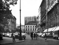 Magyarország, Budapest V., Vörösmarty tér a József nádor tér felé nézve. A kép forrását kérjük így adja meg: Fortepan / Budapest Főváros Levéltára. Levéltári jelzet: HU_BFL_XV_19_c_11, 1966, Budapest Főváros Levéltára / Városrendezési és Építészeti Osztályának fényképei, A Fővárosi Tanács VB Városrendezési és Építészeti Osztályának, automobil, Budapest, Fortepan #103281