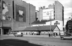 Magyarország, Budapest VII., Rákóczi út 42., Akácfa utca sarok. A kép forrását kérjük így adja meg: Fortepan / Budapest Főváros Levéltára. Levéltári jelzet: HU_BFL_XV_19_c_11, 1960, Budapest Főváros Levéltára / Városrendezési és Építészeti Osztályának fényképei, A Fővárosi Tanács VB Városrendezési és Építészeti Osztályának, reklám, hirdető tábla, újságárus, Budapest, tűzfal, Fortepan #103337