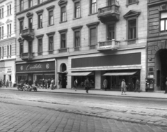 Magyarország, Budapest VII., Rákóczi út 60. A kép forrását kérjük így adja meg: Fortepan / Budapest Főváros Levéltára. Levéltári jelzet: HU_BFL_XV_19_c_11, 1960, Budapest Főváros Levéltára / Városrendezési és Építészeti Osztályának fényképei, A Fővárosi Tanács VB Városrendezési és Építészeti Osztályának, Budapest, cipőbolt, Fortepan #103341