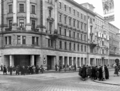 Magyarország, Budapest VII., Rákóczi út - Nagykörúti kereszteződés, szemben a Csemege Áruház / éjjel-nappal közért, jobbra a József körút sarok. A kép forrását kérjük így adja meg: Fortepan / Budapest Főváros Levéltára. Levéltári jelzet: HU_BFL_XV_19_c_11, 1960, Budapest Főváros Levéltára / Városrendezési és Építészeti Osztályának fényképei, A Fővárosi Tanács VB Városrendezési és Építészeti Osztályának, Budapest, gyalogátkelő, Fortepan #103347