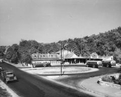 Magyarország, Hűvösvölgy, Budapest II., Hűvösvölgyi út (Vörös Hadsereg útja), autóbusz-végállomás. A kép forrását kérjük így adja meg: Fortepan / Budapest Főváros Levéltára. Levéltári jelzet: HU_BFL_XV_19_c_11, 1959, Budapest Főváros Levéltára / Városrendezési és Építészeti Osztályának fényképei, A Fővárosi Tanács VB Városrendezési és Építészeti Osztályának, autóbusz, teherautó, Ikarus-márka, Budapest, végállomás, Fortepan #103361