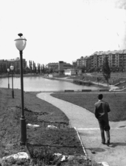 Magyarország, Budapest XI., Feneketlen-tó a Kosztolányi Dezső tér felé nézve, a tó partján a Park Étterem. A kép forrását kérjük így adja meg: Fortepan / Budapest Főváros Levéltára. Levéltári jelzet: HU_BFL_XV_19_c_11, 1960, Budapest Főváros Levéltára / Városrendezési és Építészeti Osztályának fényképei, A Fővárosi Tanács VB Városrendezési és Építészeti Osztályának, Budapest, vízpart, Fortepan #103365