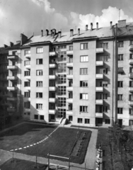 Magyarország, Budapest XI., Bocskai út 4-6. az udvar felől nézve. A kép forrását kérjük így adja meg: Fortepan / Budapest Főváros Levéltára. Levéltári jelzet: HU_BFL_XV_19_c_11, 1960, Budapest Főváros Levéltára / Városrendezési és Építészeti Osztályának fényképei, A Fővárosi Tanács VB Városrendezési és Építészeti Osztályának, Budapest, poroló, pázsit, bérház, Fortepan #103368