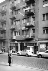 Magyarország, Budapest II., Fő utca 67. A kép forrását kérjük így adja meg: Fortepan / Budapest Főváros Levéltára. Levéltári jelzet: HU_BFL_XV_19_c_11, 1959, Budapest Főváros Levéltára / Városrendezési és Építészeti Osztályának fényképei, A Fővárosi Tanács VB Városrendezési és Építészeti Osztályának, cukrászda, Budapest, Fortepan #103443