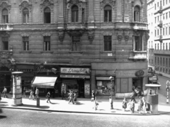 Magyarország, Budapest V., Szent István körút 17., jobbra a Szemere utca. A kép forrását kérjük így adja meg: Fortepan / Budapest Főváros Levéltára. Levéltári jelzet: HU_BFL_XV_19_c_11, 1958, Budapest Főváros Levéltára / Városrendezési és Építészeti Osztályának fényképei, A Fővárosi Tanács VB Városrendezési és Építészeti Osztályának, Budapest, hirdetőoszlop, Édességbolt, Közért Vállalat, rendőrkalitka, bőrdíszműves, Fortepan #103476