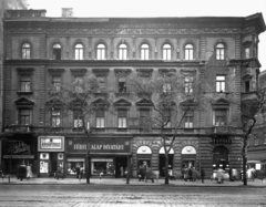 Magyarország, Budapest V., Szent István körút 29., jobbra a Bihari János utca. A kép forrását kérjük így adja meg: Fortepan / Budapest Főváros Levéltára. Levéltári jelzet: HU_BFL_XV_19_c_11, 1958, Budapest Főváros Levéltára / Városrendezési és Építészeti Osztályának fényképei, Vadas Ernő, Budapest, zárterkély, divatáru, trafik, zöldséges, Csemege vállalat, Fortepan #103485