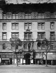 Magyarország, Budapest VIII., József körút 17. A kép forrását kérjük így adja meg: Fortepan / Budapest Főváros Levéltára. Levéltári jelzet: HU_BFL_XV_19_c_11, 1957, Budapest Főváros Levéltára / Városrendezési és Építészeti Osztályának fényképei, A Fővárosi Tanács VB Városrendezési és Építészeti Osztályának, Budapest, épületdísz, sportbolt, Fortepan #103491