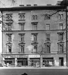 Magyarország, Budapest VIII., József körút 34., balra a Rákóczi tér. A kép forrását kérjük így adja meg: Fortepan / Budapest Főváros Levéltára. Levéltári jelzet: HU_BFL_XV_19_c_11, 1957, Budapest Főváros Levéltára / Városrendezési és Építészeti Osztályának fényképei, A Fővárosi Tanács VB Városrendezési és Építészeti Osztályának, Budapest, optikus, trafik, Fortepan #103501