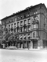 Magyarország, Budapest VIII., József körút 37-39., jobbra a Kis Salétrom utca. A kép forrását kérjük így adja meg: Fortepan / Budapest Főváros Levéltára. Levéltári jelzet: HU_BFL_XV_19_c_11, 1957, Budapest Főváros Levéltára / Városrendezési és Építészeti Osztályának fényképei, A Fővárosi Tanács VB Városrendezési és Építészeti Osztályának, Budapest, kváderkő, erkély, kávéház, Fortepan #103502