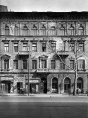 Magyarország, Budapest VIII., József körút 40. A kép forrását kérjük így adja meg: Fortepan / Budapest Főváros Levéltára. Levéltári jelzet: HU_BFL_XV_19_c_11, 1957, Budapest Főváros Levéltára / Városrendezési és Építészeti Osztályának fényképei, A Fővárosi Tanács VB Városrendezési és Építészeti Osztályának, gyógyszertár, varroda, Budapest, késes köszörűs, Fortepan #103503