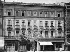 Magyarország, Budapest VIII., József körút 43. A kép forrását kérjük így adja meg: Fortepan / Budapest Főváros Levéltára. Levéltári jelzet: HU_BFL_XV_19_c_11, 1958, Budapest Főváros Levéltára / Városrendezési és Építészeti Osztályának fényképei, A Fővárosi Tanács VB Városrendezési és Építészeti Osztályának, cégtábla, napernyő, telefonfülke, állvány, kárpitos, Budapest, Fortepan #103505